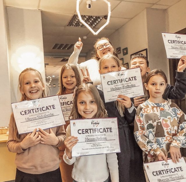 Дети Friday School с сертификатами
