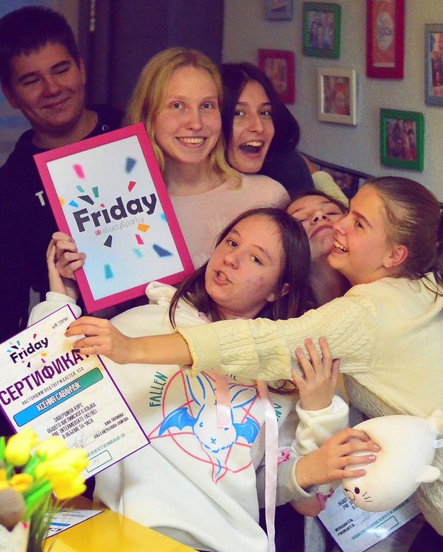 Подростки Friday School с сертификатами